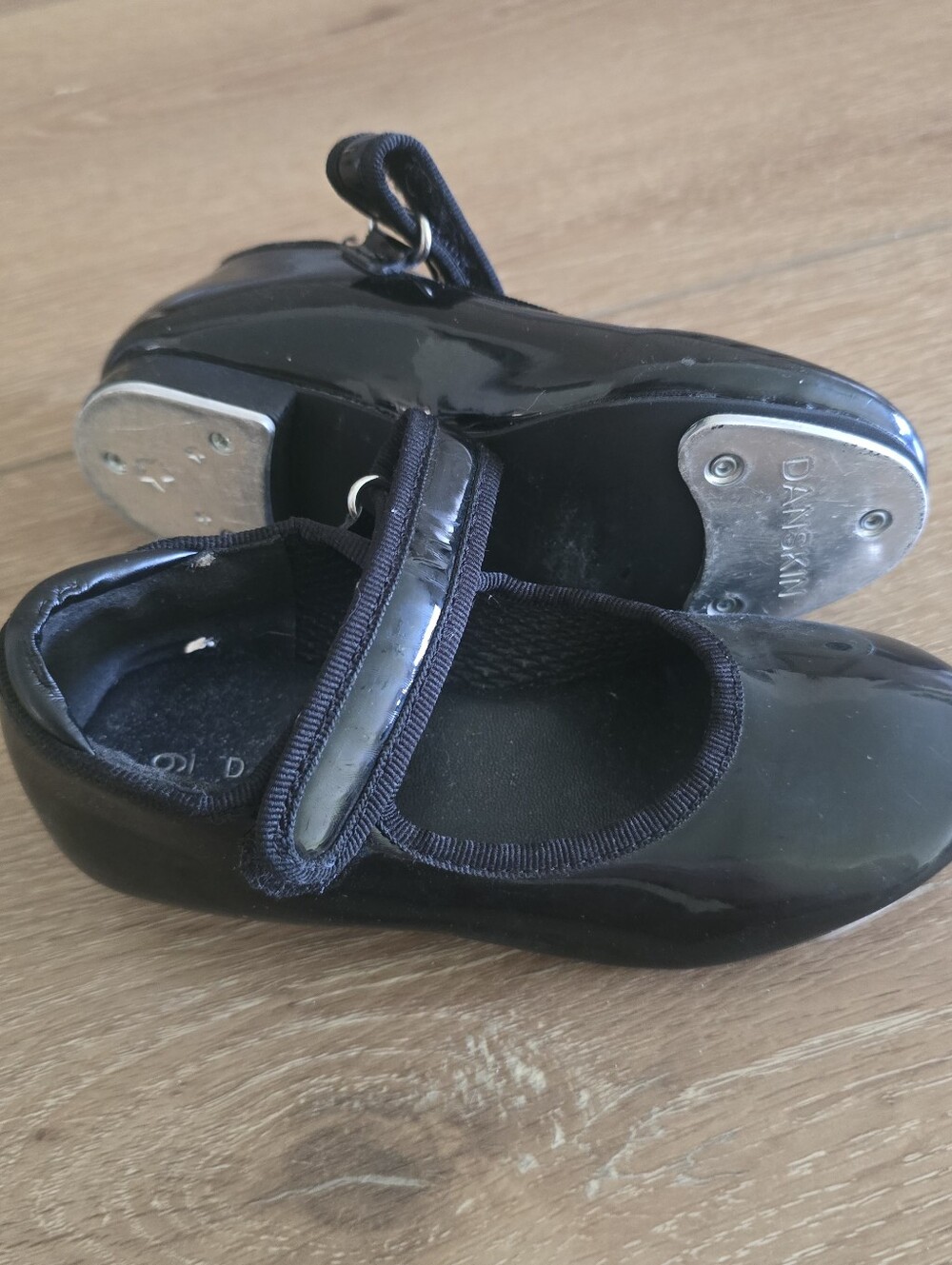 Danskin Girls Black Patent Leather Tap Dance Shoes Size 9 Toddler Hook & Loop